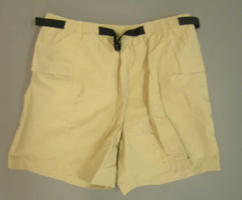 Kurze Hose, sog. kurze Herrenhose, Modell: Long Beach, Größe M, siehe Foto,
- aus 0,3 mm dicken, einfarbigen Geweben aus lt. Antrag 100 % synthetischen Chemiefasern,
- in der Taille abschließend, mit einem elastischen Taillenbund mit einem eingezogenen, schmalen Gürtel,
- ohne Öffnung und ohne Verschluss,
- ohne Merkmale, die auf einen bestimmten Trägerkreis hinweisen (unisex),
- mit kurzen Hosenbeinen, die nicht das Knie bedecken,
- mit einem Innenslip aus netzartigen Gewirken, 
- mit verschiedenen Taschen ausgestattet,
- an den Beinabschlüssen gesäumt.