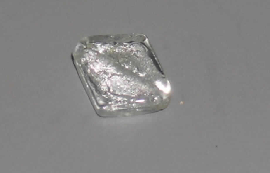 Glasperle, siehe Foto, 
- rautenförmige, massive Perle aus vollständig durchbohrtem Glas, 
- - klarsichtig mit silberfarbenem Folieneinzug (lt. Antrag), 
- mit den Abmessungen von ca. 17 (L) x 15 (B) x 6 (H) mm, 
- nicht geschliffen und mechanisch poliert, da die Perle weder glatte und scharfkantig abge- 
  grenzte Schleifflächen (Facetten) noch einen geschliffenen Lochrand aufweist, 
- keine Nachahmung von echten Perlen, Zuchtperlen, Edel-, oder Schmucksteinen, 
- zum Herstellen von z.B. Halsketten u.ä. bestimmt, 
- augenscheinlich nicht handgearbeitet.