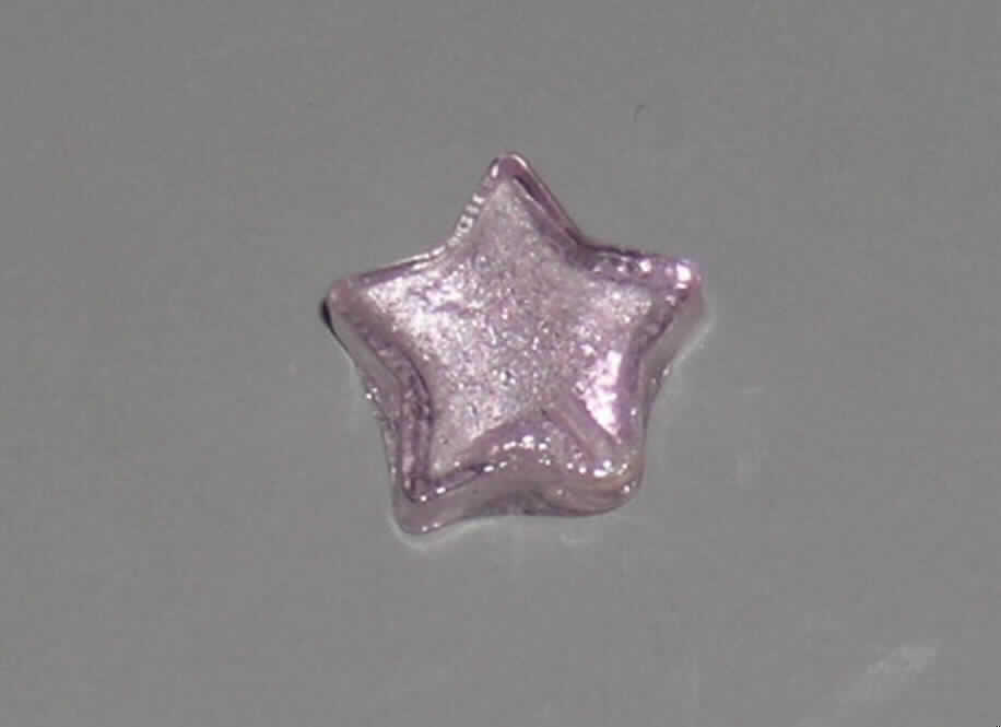 Glasperle, siehe Foto, 
- sternförmige, massive Perle aus vollständig durchbohrtem Glas, 
- - rosafarben mit Folieneinzug (lt. Antrag), 
- mit einem Durchmesser von ca. 15 mm und einer Höhe von ca. 6 mm, 
- nicht geschliffen und mechanisch poliert, da die Perle weder glatte und scharfkantig abge- 
  grenzte Schleifflächen (Facetten) noch einen geschliffenen Lochrand aufweist, 
- keine Nachahmung von echten Perlen, Zuchtperlen, Edel-, oder Schmucksteinen, 
- zum Herstellen von z.B. Halsketten u.ä. bestimmt, 
- augenscheinlich nicht handgearbeitet.
