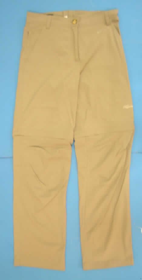 Lange Hose für Frauen, sog. lange Damenhose, Modell: Travelstar, Größe S, siehe Foto,
- aus 0,4 mm dicken, einfarbigen Geweben aus lt. Antrag 100 % synthetischen Chemiefasern,
- in der Taille abschließend mit einem Taillenbund mit Gürtelschlaufen, 
- vorn mit einer Öffnung mit Reißverschluss und einer von rechts über links mit einem Knopf 
  zu schließenden Patte (Frauenkleidung),
- mit eingesetzten Taschen,
- mit knöchellangen, abtrennbaren Hosenbeinen,
- an den Beinabschlüssen gesäumt.