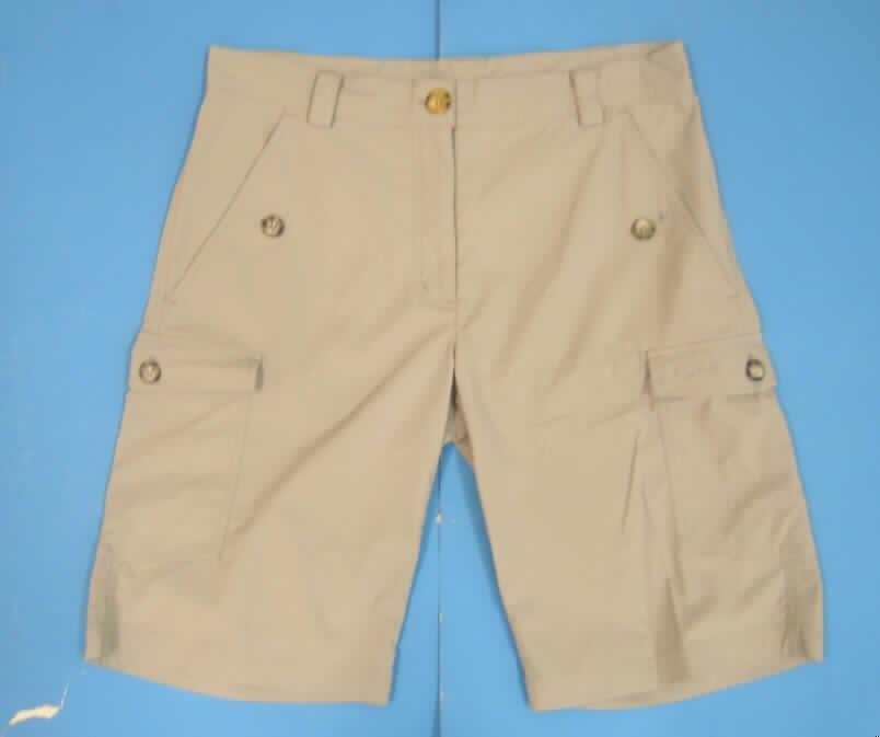 Kurze Hose für Frauen, sog. knielange Damenhose, Modell: Bermuda Women, in Erwachsengröße, siehe Foto,
- aus 0,4 mm dicken, einfarbigen Geweben aus lt. Antrag 100 % synthetischen Chemiefasern,
- in der Taille abschließend mit einem Taillenbund mit Gürtelschlaufen, 
- vorn mit einer Öffnung mit Reißverschluss und einer von rechts über links mit einem Knopf 
  zu schließenden Patte (Frauenkleidung),
- mit eingesetzten und aufgesetzten Taschen,
- mit kurzen Hosenbeinen, die nicht die Knie bedecken (Seitenlänge: 51 cm),
- an den Beinabschlüssen gesäumt.