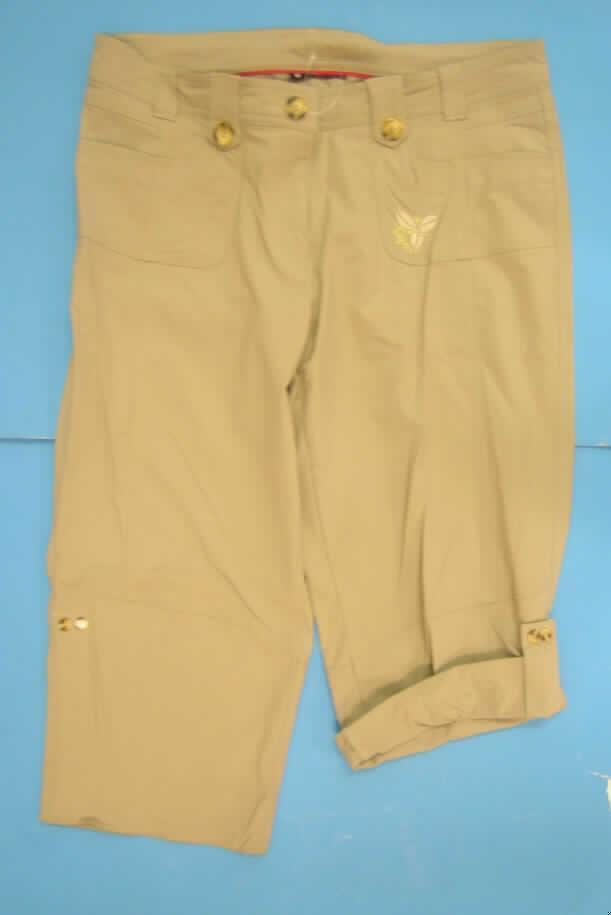 Lange Hose für Frauen, sog. Damen 3/4 Hose, Modell: Capri Pant Women, Größe L, siehe Foto,
- aus 0,4 mm dicken, einfarbigen Geweben aus lt. Antrag 100 % synthetischen Chemiefasern,
- in der Taille abschließend mit einem Taillenbund mit Gürtelschlaufen, 
- vorn mit einer Öffnung mit Reißverschluss und einer von rechts über links mit einem Knopf 
  zu schließenden Patte (Frauenkleidung),
- mit Taschen,
- mit 3/4 langen Hosenbeinen (umschlagbar mit Befestigungsvorrichtungen),
- an den Beinabschlüssen gesäumt.