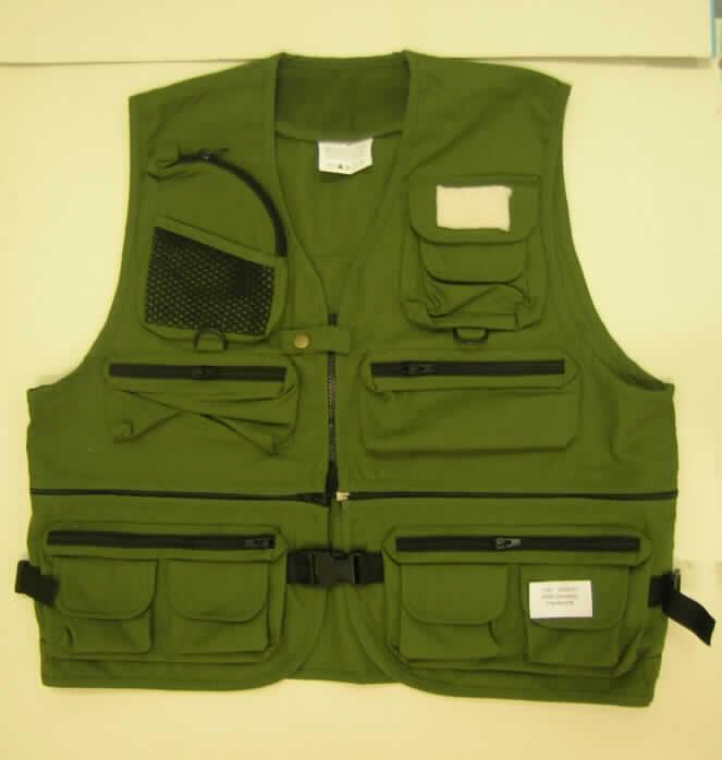 Weste für Männer, sog. Angler Weste (KAT 2145), Größe M, siehe Foto,
- aus 0,9 mm dicken, einfarbigen Geweben aus laut Antrag 65% Polyester (synthetische
  Chemiefasern) und 35% Baumwolle,
- über die Taille reichend (Rückenlänge: 58 cm),
- vorne mit einer durchgehenden Öffnung mit Reißverschluss,
- in Brusthöhe mit einem mit Druckknopf zu schließenden Riegel von links über rechts
  (Männerkleidung) und im unteren Bereich mit einer Schnalle aus Kunststoff,
- ärmellos; ungefüttert,
- in Taillenhöhe mit einem vollständig umlaufenden Reißverschluss; der untere Teil der Weste 
  kann dadurch abgetrennt und in der Art einer Gürteltasche separat getragen werden,
- mit insgesamt 14 ein- und aufgesetzten Taschen; einige Taschen unterhalb der Taille,
- seitlich durch zwei Riegel zu verengen,
- am unteren Rand gesäumt.