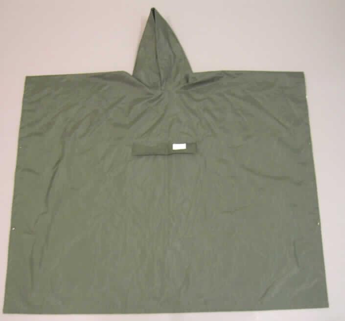 Umhang aus Geweben der Position 5903, für Männer, sog. Anglerponcho (KBS-Br: 168
KAT 2146), in Erwachsenengröße, siehe Foto,
- aus 0,2 mm dicken, einfarbigen, einseitig (Innenseite) mit Kunststoff (laut Antrag PVC; kein
  Zellkunststoff) überzogenen Geweben der Position 5903,
- über den halben Oberschenkel reichend (Rückenlänge im getragenen Zustand: 96 cm),
- mit einer angesetzten Kapuze mit Kordelzug; an der Randeinfassung mit einer kurzen
  Überlappung von links über rechts (Männerkleidung),
- ohne Öffnung; seitlich mit Druckknöpfen ausgestattet,
- mit einer eingesetzten Brusttasche mit Reißverschluss und Patte,
- alle Ränder gesäumt.