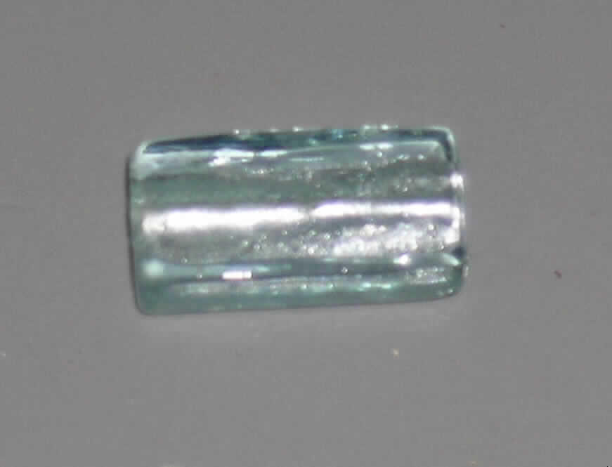 Glasperle, siehe Foto, 
- rechteckige, massive Perle aus vollständig durchbohrtem Glas, 
- - türkisfarben mit Folieneinzug (lt. Antrag), 
- mit den Abmessungen von 24 (L) x 12 (B) x 5 (H) mm, 
- nicht geschliffen und mechanisch poliert, da die Perle weder glatte und scharfkantig abge- 
  grenzte Schleifflächen (Facetten) noch einen geschliffenen Lochrand aufweist, 
- keine Nachahmung von echten Perlen, Zuchtperlen, Edel-, oder Schmucksteinen, 
- zum Herstellen von z.B. Halsketten u.ä. bestimmt, 
- augenscheinlich nicht handgearbeitet.