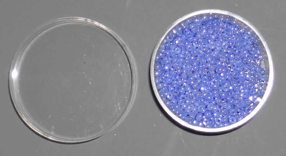 Glasperlen (lt. Antrag Rocailles), siehe Foto, 
- runde, blaue, massive Perlen aus vollständig durchbohrtem Glas, 
- mit einem Durchmesser von ca. 2 mm und einer Höhe von ca. 1 mm, 
- nicht geschliffen und mechanisch poliert, da die Perlen weder glatte und scharfkantig abge- 
  grenzte Schleifflächen (Facetten) noch einen geschliffenen Lochrand aufweisen, 
- keine Nachahmung von echten Perlen, Zuchtperlen, Edel-, oder Schmucksteinen, 
- zum Herstellen von z.B. Halsketten u.ä. bestimmt, 
- augenscheinlich nicht handgearbeitet, 
- verpackt in einer Kunststoffdose (handelsübliche Verpackung).