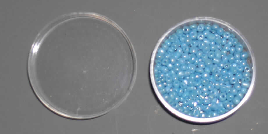 Glasperlen (lt. Antrag Rocailles), siehe Foto, 
- runde, türkisfarbene, massive Perlen aus vollständig durchbohrtem Glas, 
- mit einem Durchmesser von ca. 3 mm und einer Höhe von ca. 1,5 mm, 
- nicht geschliffen und mechanisch poliert, da die Perlen weder glatte und scharfkantig abge- 
  grenzte Schleifflächen (Facetten) noch einen geschliffenen Lochrand aufweisen, 
- keine Nachahmung von echten Perlen, Zuchtperlen, Edel-, oder Schmucksteinen, 
- zum Herstellen von z.B. Halsketten u.ä. bestimmt, 
- augenscheinlich nicht handgearbeitet, 
- verpackt in einer Kunststoffdose (handelsübliche Verpackung).
