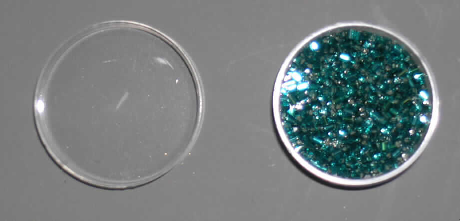 Glasperlen (lt. Antrag 2cuts), siehe Foto, 
- röhrchenförmige, grüne, massive Perlen aus vollständig durchbohrtem Glas, 
- mit einer Länge von ca. 2 mm und einem Durchmesser von ca. 2 mm, 
- nicht geschliffen und mechanisch poliert, da die Perlen weder glatte und scharfkantig abge- 
  grenzte Schleifflächen (Facetten) noch einen geschliffenen Lochrand aufweisen, 
- keine Nachahmung von echten Perlen, Zuchtperlen, Edel-, oder Schmucksteinen, 
- zum Herstellen von z.B. Halsketten u.ä. bestimmt, 
- augenscheinlich nicht handgearbeitet, 
- verpackt in einer Kunststoffdose (handelsübliche Verpackung).