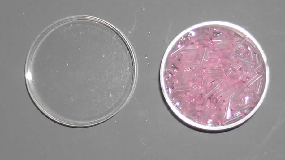 Glasperlen (lt. Antrag Stäbchen), siehe Foto, 
- röhrchenförmige, rosafarbene, massive Perlen aus vollständig durchbohrtem Glas, 
- mit einer Länge von ca. 7 mm und einem Durchmesser von ca. 2 mm, 
- nicht geschliffen und mechanisch poliert, da die Perlen weder glatte und scharfkantig abge- 
  grenzte Schleifflächen (Facetten) noch einen geschliffenen Lochrand aufweisen, 
- keine Nachahmung von echten Perlen, Zuchtperlen, Edel-, oder Schmucksteinen, 
- zum Herstellen von z.B. Halsketten u.ä. bestimmt, 
- augenscheinlich nicht handgearbeitet, 
- verpackt in einer Kunststoffdose (handelsübliche Verpackung).