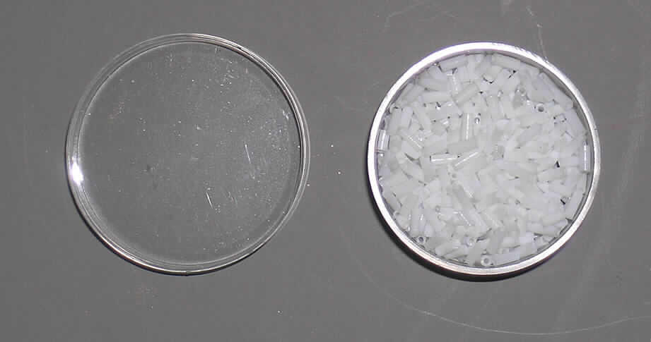 Glasperlen (lt. Antrag Stäbchen), siehe Foto, 
- röhrchenförmige, weiße, massive Perlen aus vollständig durchbohrtem Glas, 
- mit einer Länge von ca. 4,5 mm und einem Durchmesser von ca. 2 mm, 
- nicht geschliffen und mechanisch poliert, da die Perlen weder glatte und scharfkantig abge- 
  grenzte Schleifflächen (Facetten) noch einen geschliffenen Lochrand aufweisen, 
- keine Nachahmung von echten Perlen, Zuchtperlen, Edel-, oder Schmucksteinen, 
- zum Herstellen von z.B. Halsketten u.ä. bestimmt, 
- augenscheinlich nicht handgearbeitet, 
- verpackt in einer Kunststoffdose (handelsübliche Verpackung).