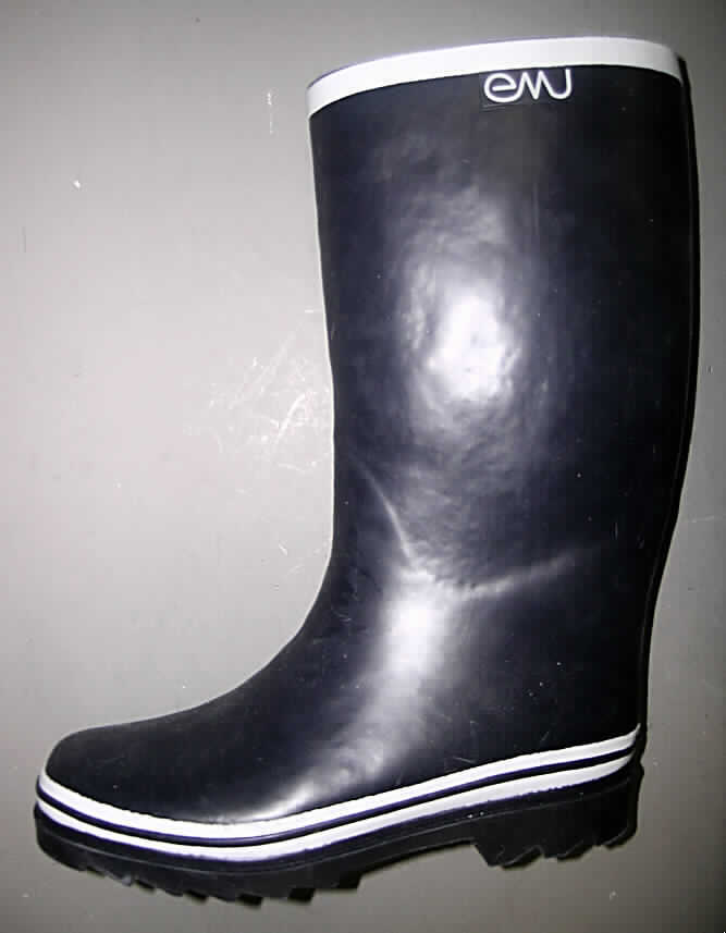 Gummistiefel; lt. Antrag: Welly plain - siehe Abbildung
- wasserdicht
- mit Laufsohlen aus Kautschuk (lt. Antrag)
- mit Oberteil aus Kautschuk (lt. Antrag), nicht durch Nähen, Nieten, Nageln, Schrauben, 
  Stecken oder ähnliche Verfahren zusammengefügt
- ohne Metallschutz in der Vorderkappe
- den Knöchel, jedoch nicht das Knie bedeckend (Schafthöhe: ca. 30 cm)