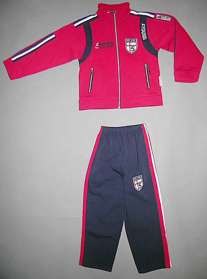 Trainingsanzug, sog. Kindertrainingsanzug, Größe 10 (entspricht ca. Größe 122), 
siehe Fotos,
- bestehend aus einem Oberteil und einer langen Hose, 
- gemeinsam im Polybeutel für den Einzelverkauf aufgemacht,
- aus verschiedenen, 2,2 mm  dicken, einfarbigen, einseitig (Innenseite) gerauten Gewirken
  aus lt. Antrag 100% Polyester (synthetische Chemiefasern), 
- erkennbar dazu bestimmt, ausschließlich oder im Wesentlichen bei der Ausübung eines 
  Sports getragen zu werden; erfüllt die Bedingungen zur Einreihung als Trainingsanzug, 
- ungefüttert,
- Oberteil : 
  -- über den Schritt reichend (Rückenlänge: 50 cm); 
  -- mit Stehkragen,
  -- vorn mit einer durchgehenden Öffnung mit Reißverschluss, ohne Überlappung,
  -- mit langen Ärmeln, an den Ärmelenden mit verengenden, doppelt gearbeiteten, 
     angesetzten Bündchen, 
  -- vorn mit zwei eingesetzten Taschen mit Reißverschluss,
  -- am unteren Rand mit einem nicht verengenden, doppelt gearbeiteten, angesetzten Bund, 
- lange Hose: 
  -- in der Taille abschließend mit einem elastischen Bund,
  -- ohne Öffnung und ohne Verschluss, 
  -- mit seitlichen Eingriffstaschen,
  -- mit knöchellangen Hosenbeinen, an den Beinabschlüssen durch Umschlagen und 
     Festnähen gesäumt.