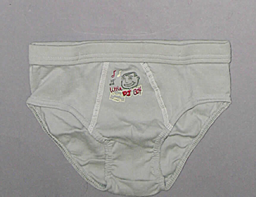 Zweiteilige Zusammenstellung, bestehend aus einem Unterhemd und einer Unterhose,
sog. Jungen Unterwäsche Set, Größe 12/14 (entspricht ca. 128/134), siehe Fotos,
- in gemeinsamer Aufmachung für den Einzelverkauf,
- keine Kombination, u.a. weil beide Kleidungsstücke nicht als Bestandteil einer Kombination
  zugelassen sind,
- aus 0,8 mm dicken, leichten, einfarbigen Gewirken aus lt. Antrag 100% Baumwolle,
- Unterhose
-- in der Taille abschließend, mit einem elastischen Taillenbund,
-- im Schritt doppelt gearbeitet,
-- durch eine Naht anatomisch angepasst (erkennbar Knabenkleidung),
-- vorn mit einem Motivaufdruck,
-- an den elastischen Beinausschnitten gesäumt.