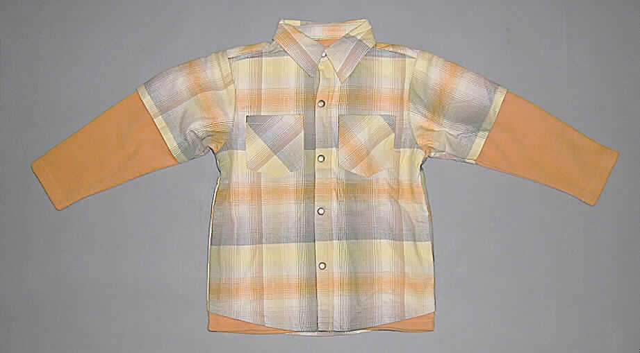 Andere Kleidung für Knaben, sog. Karo - Thermo - Shirt  Art. 51861, Größe 104, 
siehe Foto,
- größte Teile des Vorder- und Rückenteils sowie oberer Teil der Ärmel aus 0,7 mm dicken,
  buntgewebten Geweben aus lt. Antrag 100 % Baumwolle, unterer Teil der Ärmel und
  geringe Teile des Vorder- und Rückenteils aus 1,9 mm dicken, einfarbigen beidseitig
  gerauten Gewirken (sog. Fleece) aus lt. Antrag 100% Polyester (synthetische
  Chemiefasern),
- alle Gewebeteile sind durchgehend mit o.g. Fleece gefüttert, somit kein Hemd der 
  Pos. 6205,
- über den halben Oberschenkel reichend (Rückenlänge: 52 cm), somit keine Jacke 
  der Pos. 6203, 
- mit einem halsnahen Umlegekragen,
- vorn mit einer durchgehenden Öffnung mit von links auf rechts überlappendem 
  Druckknopfverschluss (Knabenkleidung),
- mit zwei aufgesetzten, offenen Brusttaschen,
- mit langen Ärmeln, wobei das Fleecefutter in der Verlängerung den unteren Teil des 
  Ärmels bildet und so optisch der Eindruck vermittelt wird, als ob ein kurzärmeliges 
  Kleidungsstück aus Gewebe über einem langärmeligen Kleidungsstück aus Fleece
  getragen wird,
- am unteren abgerundeten Rand mit seitlich länger gearbeitetem, sichtbarem Fleecefutter, 
  so dass insgesamt ein gerader Abschluss entstanden ist; gesäumt,
- wird aufgrund des Materials und der Ausstattung nicht als oberstes Kleidungsstück über 
  jeder anderen Bekleidung getragen und bietet keinen Wetterschutz (somit keine Ware 
  der Pos. 6201),
- nach Gesamteindruck und Umfang bestimmen die Gewebe den Charakter der Ware.