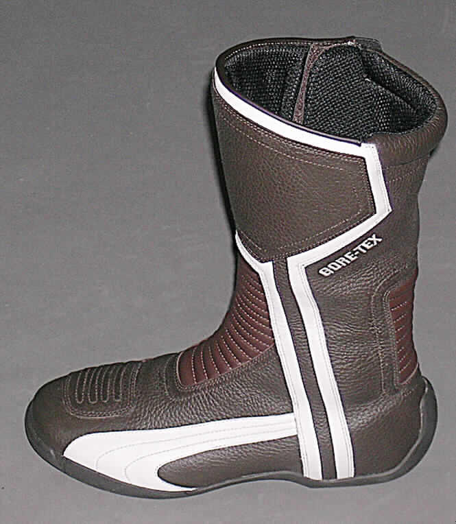 Freizeitstiefel (lt. Antrag Motorsportschuhe, Art.-Name: Bonneville GTX, Art.Nr.: 301 032), siehe Foto,
- mit Laufsohlen aus (lt. Antrag) Kautschuk,
- mit Oberteil (geschlossenes Blatt) aus (lt. Antrag) Leder,
- mit Verstärkungsteilen aus Leder,
- mit einem verdeckten Reißverschluss auf der Innenseite,
- ohne Metallschutz in der Vorderkappe,
- den Knöchel, jedoch nicht die Wade bedeckend (Schafthöhe 30 cm bei Größe 43),
- mit einer Länge der Innensohle von mehr als 24 cm,
- nicht als Männer- oder Frauenschuhe erkennbar,
- aufgrund der Ausstattung (z.B. fehlende Protektoren) und des äußeren Erscheinungsbildes
  für Freizeitaktivitäten (z.B. Motorradfahren), jedoch nicht für Sportzwecke geeignet.