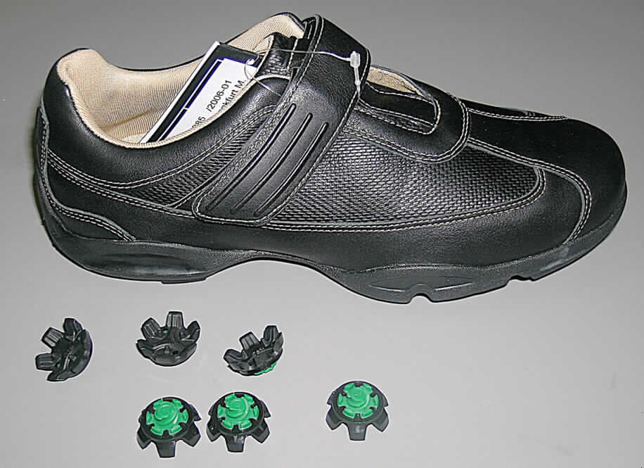 Sportschuhe (lt. Antrag: "Golfschuhe"; siehe Foto)
- mit profilierten Laufsohlen aus Kautschuk; mit sechs stollenähnlichen Vorrichtungen je 
  Schuh versehen,
- mit Oberteil aus Leder; auf das Oberteil sind an mehreren Stellen Stücke aus Leder als 
  Verstärkungsteile aufgesetzt,
- mit Klettverschluss,
- zur Ausübung einer Sportart (Golf) bestimmt
