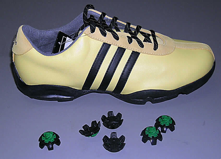 Sportschuhe (lt. Antrag: "Golfschuhe"; siehe Foto)
- mit profilierten Laufsohlen aus Kautschuk; mit sechs stollenähnlichen Vorrichtungen je 
  Schuh versehen,
- mit Oberteil aus Leder,
- mit Verstärkungsteilen aus Kunststoff (Spinnstofferzeugnis mit einer mit bloßem 
  Auge wahrnehmbaren Außenschicht aus Kunststoff) im Seitenbereich und aus 
  Leder im Fersenbereich und an der Vorderkappe,
- mit Schnürsenkelverschluss,
- zur Ausübung einer Sportart (Golf) bestimmt