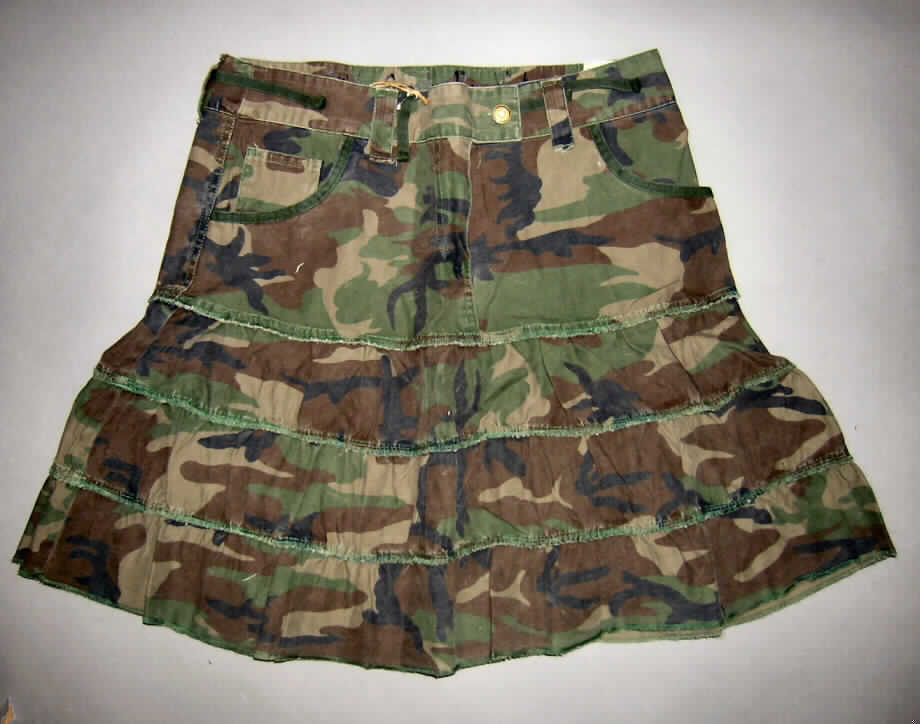 Rock für Frauen, sog. Ladies-skirt, Farbe Woodland-gewaschen, Größe L, siehe Foto,
- in Art eines Volantrocks gearbeitet,
- aus 0,6 mm dicken, maschinell bedruckten (camouflage) Geweben aus laut Antrag
  100 % Baumwolle,
- in der Taille abschließend, mit einem angesetzten Taillenbund, mit Gürtelschlaufen,
- vorn mit einer kurzen Öffnung mit Reißverschluss, verdeckt von einer von rechts auf 
  links reichenden, im Bund mit einem Knopf zu schließenden Patte,
- vorn mit zwei offenen Taschen und mit einer zusätzlichen kleinen Tasche, 
- bis über den halben Oberschenkel reichend (Seitenlänge: 50 cm),
- am unteren Rand mit Überwendlichnähten gesäumt.