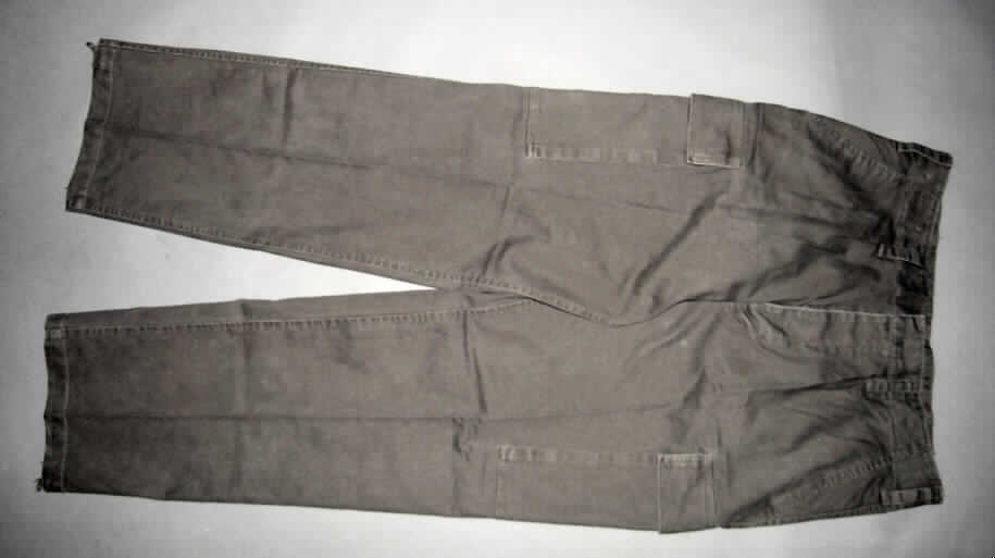 Lange Hose (Arbeitshose) für Männer, sog. Moleskin-Hose, in Erwachsenengröße (Größe 8),
siehe Foto,
- aus 0,7 mm dicken, einfarbigen, strapazierfähigen Geweben (mittelbraun) aus lt. Antrag
  100 % Baumwolle,
- in der Taille abschließend mit einem Taillenbund, der lediglich umgeschlagen und innen 
  mit einem Bundband aus dem Oberstoff versehen ist; mit Gürtelschlaufen,
- vorn mit einer Öffnung mit Knopfverschluss mit darüberliegender Patte von links auf rechts
  (Männerkleidung),
- mit seitlichen Eingriffstaschen und mit einer aufgesetzten Gesäßtasche mit Knopfverschluss 
  sowie seitlich auf den Hosenbeinen mit aufgesetzten Taschen mit Patten und Knopfverschlüssen,
- mit langen, bis zu den Knöcheln reichenden Hosenbeinen,
- an den Beinabschlüssen mit einem Tunnelzug zu verengen,
- lässt aufgrund des zweckbestimmten Zuschnitts, der Ausstattung und des Materials 
  erkennen, dass sie dazu bestimmt ist, ausschließlich oder hauptsächlich zum Schutz 
  der Kleidung/Person bei der Ausübung einer beruflichen Tätigkeit getragen zu werden 
  (somit Arbeits- und Berufskleidung).