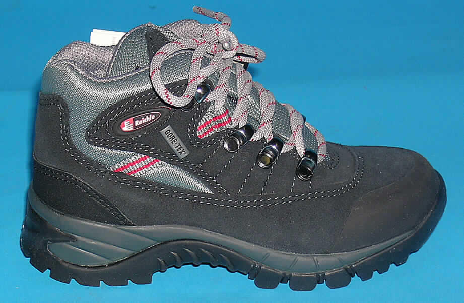 Freizeitschuhe, Wanderschuhe, lt. Antrag "Eagle Jr. GTX XCR", Art. Nr. 4010304, 
siehe Foto, 
- mit Laufsohlen aus (lt. Antragsangaben) Kautschuk, 
- mit Oberteil (geschlossenes Blatt) aus Leder (den größten Teil der Außenfläche bildend), 
  Kautschuk und Spinnstoffen,
- mit Verstärkungsteilen aus Spinnstoff,
- mit Schnürsenkelverschluss (u.a. mit abstehenden Metallösen und -haken), 
- ohne Metallschutz in der Vorderkappe, 
- den Knöchel, jedoch nicht die Wade bedeckend, 
- mit einer Länge der Innensohle von weniger als 24 cm, 
- aufgrund des äußeren Erscheinungsbildes, der stark profilierten Sohle, der abstehenden 
  Metallösen und -haken und lt. Antragsangaben für Freizeitaktivitäten, insbesondere als 
  "Hiking / Kids Schuhe" (= Kinder-Wanderschuhe), jedoch nicht für Sportzwecke geeignet.