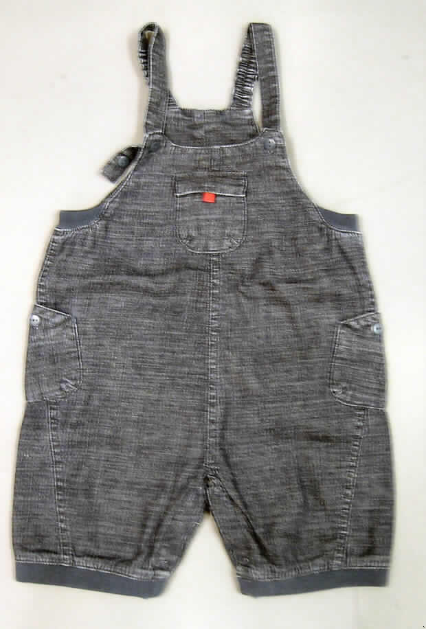 Kurze Latzhose, sog. ¾ Baby-Jeanslatzhose, Artikel 595-238, Größe 92/98, siehe Foto,
- aus 0,7 mm dicken, buntgewebten Geweben aus lt. Antragsangaben 100% Baumwolle,
- mit einem Vorder- und Rückenlatz,
- mit angeknöpften, in der Länge verstellbaren, teilweise elastischen Trägern,
- unter den Achseln mit gerippten Gewirkeeinsätzen,
- auf dem Vorderlatz mit einer aufgesetzten Tasche mit Patte; an beiden Seiten jeweils
  mit einer aufgesetzten Taschen mit Knopfverschluss,
- nicht über die Knie reichend,
- im Schrittbereich mit einer durchgehenden Öffnung mit Druckknopfverschluss, 
  die bis zu den Enden der Hosenbeine reicht,
- ohne Hinweise, die auf den Trägerkreis (Knaben oder Mädchen) schließen lassen (unisex),
- an den Beinabschlüssen mit gerippten Gewirkeabschlüssen,
- wird aufgrund der Konfektionsgröße 92/98 u.a. weder vom Warenkreis der Arbeits- und 
  Berufskleidung (Unterposition 6204 6251) noch vom Warenkreis der Kleidung für
  Kleinkinder (Position 6209) erfasst.