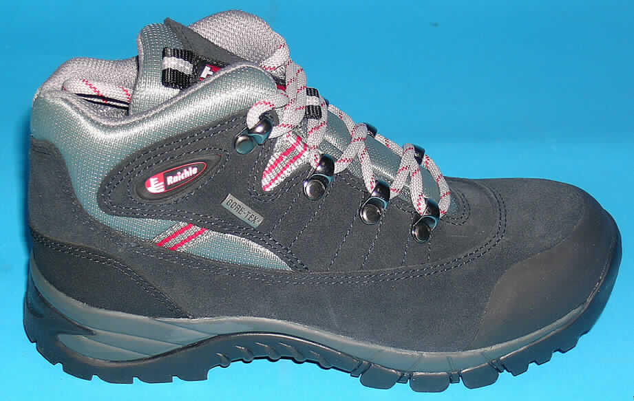 Freizeitschuhe, Wanderschuhe (lt. Antrag: "Art.-Nr.: 4010541 Eagle Jr. GTX XCR", siehe Foto)
- mit Laufsohlen aus (lt. Antrag) Kautschuk,
- mit Oberteil (geschlossenes Blatt) aus Leder (den größten Teil der Außenfläche bildend),
  Spinnnstoff und Kautschuk,
- auf das Oberteil ist im Seitenbereich ein Riemen aus Spinnstoff als Verstärkungsteil
  aufgesetzt,
- ohne Metallschutz in der Vorderkappe,
- den Knöchel, jedoch nicht die Wade bedeckend (nicht über die dickste Stelle der Wade 
  hinausreichend),
- mit einer Länge der Innensohle von weniger als 24 cm,
- mit Schnürsenkelverschluss (sechs aufgesetzte Metallösen und zwei aufgesetzte, offene 
  Metallhaken),
- aufgrund des äußeren Erscheinungsbildes, der stark profilierten Sohle, der abstehenden 
  Metallhaken und lt. Antragsangaben für Freizeitaktivitäten, insbesondere als "Hikingschuhe"
  (= Wanderschuhe), jedoch nicht für Sportzwecke geeignet