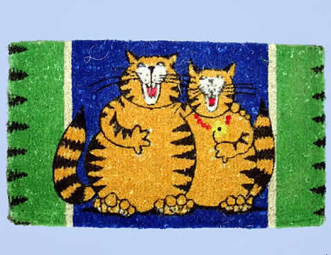 Fußbodenbelag/Fußmatte (lt. Antrag: " Fußmatte mit Katzendesign, Artikel: 18803", siehe Photographie)
- Größe: ca. 40 x 70 cm,
- Dicke: ca. 2,5 cm (einschließlich Flor),
- aus Garnen aus (lt. Untersuchung) Kokosfasern gewebt,
- mit einem Katzenmotiv bedruckt,
- weder getuftet noch beflockt,
- nicht konfektioniert,
- weist durch seine Festigkeit, Dicke und Steifheit die charakteristischen Merkmale eines
  Fußbodenbelags aus Spinnstoffen auf