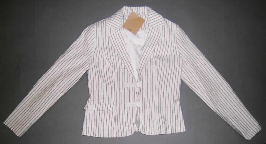 Zweiteilige Zusammenstellung, bestehend aus einer Jacke und einer langen Hose, beides für Frauen, sog. Damenkombination Espco # 228355+228356, Größe 38, siehe Fotos
- in gemeinsamer Aufmachung für den Einzelverkauf,
- aus 0,65 mm dicken, buntgewebten (Streifenmuster) Geweben aus lt. Antrag 55 % Leinen 
  und 45 % Baumwolle,
- die Jacke und die Hose sind mit diversen Knopfverschlüssen ausgestattet, deren 
  Schlaufenbänder aus aufgenähten Bändern aus einem anders strukturierten Gewebe 
  gearbeitet sind, aufgrund ihrer eigenen Funktion gehen sie über eine bloße Zierwirkung 
  hinaus; die Kleidungsstücke sind damit nicht vollständig aus ein und demselben Flächen- 
  erzeugnis hergestellt (somit kein Kostüm/Hosenanzug und auch keine Kombination),
- Jacke für Frauen:
-- über die Taille reichend (Rückenlänge: 58 cm),
-- in 6 Längsbahnen gearbeitet; durchgehend leicht gefüttert,
-- mit einem Reverskragen,
-- vorn durchgehend von rechts über links mit kontrastfarbenen Schlaufenbändern zu
   schließen (Frauenkleidung),
-- mit langen Ärmeln, 
-- vorn mit einer aufgesetzten Taschen unterhalb der Taille, mit Patte und Knopfverschluss,
-- mit einem etwa 12 cm hoch reichenden Rückenmittelschlitz,
-- am unteren Rand durch Umschlagen und Festnähen gesäumt.
