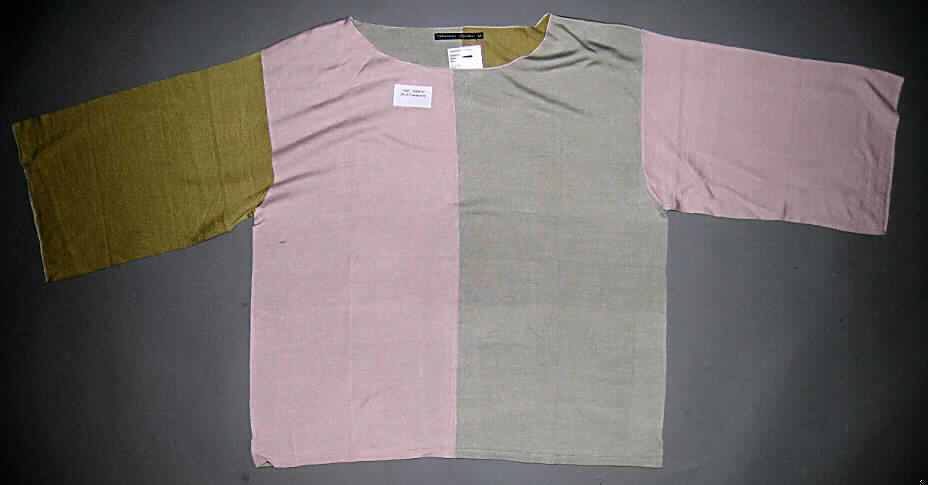 Modisches Unterhemd, sog. Pullover aus Seidenstrick, Art. 20 82-502, Größe M, siehe Foto,
- aus verschiedenen 0,9 mm dicken, leichten, einfarbigen (rosa, senfgelb, beige) Gewirken 
  aus laut Antrag 100 % Seide,
- über die Taille reichend (Rückenlänge: 65 cm),
- mit einem runden Halsausschnitt; ohne Öffnung und ohne Verschluss, 
- mit 3/4-langen, nicht enganliegenden Ärmeln (somit kein T-Shirt),
- modisch gestaltet, wird unmittelbar auf der Haut getragen,
- am unteren Rand abgepasst gewirkt,
- erfüllt aufgrund der Dicke und Ausstattung die Voraussetzungen zur Einreihung als   
  modisches Unterhemd, damit kein Pullover der Position 6110.