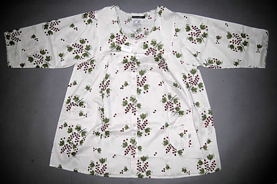 Jacke für Frauen, sog. Bluse "Vinbär", Art. 20 82-600, Größe XL, siehe Foto,
- aus 0,3 mm dicken, buntbedruckten (florales Muster) Geweben aus laut Antrag 100 % Baumwolle,
- über den Schritt reichend (Rückenlänge: 82 cm); aufgrund der geringen Länge kein Kleid,
- vorn mit einer durchgehenden Öffnung mit Knopfverschluss von rechts auf links (Frauenkleidung),
- mit 3/4-langen Ärmeln,
- vorn mit zwei aufgesetzten, offenen Taschen unterhalb der Taille (damit kein Kleidungsstück der 
  Position 6206),
- ungefüttert,
- im Vorder- und Rückenteil mit Schulterpasse gearbeitet,
- am unteren Rand durch Umschlagen und Festnähen gesäumt.