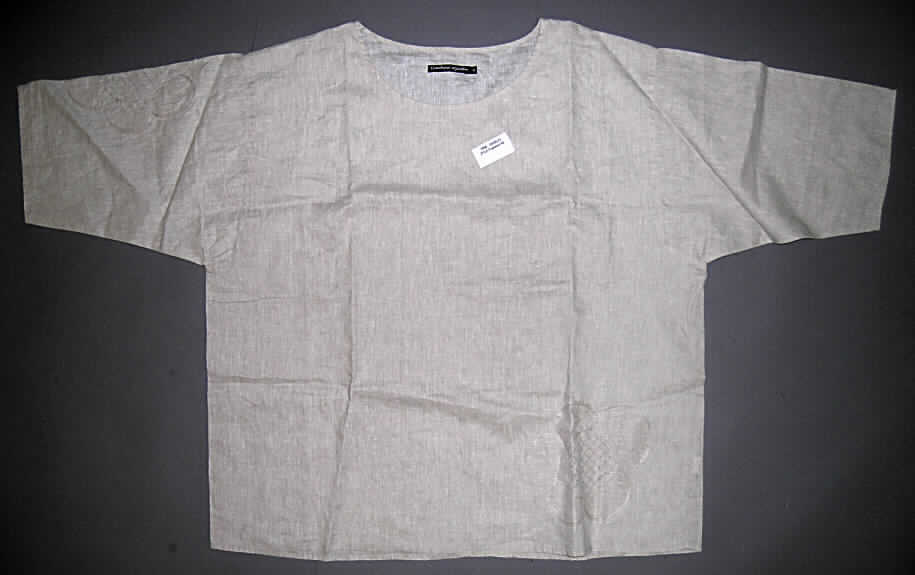 Bluse, sog. Bluse aus Leinenvoile, Art. 20 82-608, Größe M, siehe Foto,
- aus 0,3 mm dicken (somit leichten), einfarbigen Geweben aus lt. Antrag 100 % Leinen (Flachs),
- über die Taille reichend (Rückenlänge: 75 cm),
- mit einem runden Halsausschnitt,
- ohne Öffnung und ohne Verschluss; ohne Merkmale, die auf einen bestimmten Trägerkreis 
  (Männer oder Frauen) hinweisen (unisex),
- mit 3/4-langen Ärmeln,
- auf dem rechten Ärmel und auf dem Vorderteil in der Nähe des unteren Randes mit einer
  in das Gewebe eingearbeiteten Lochstickerei sowie mit aufgenähten, stilisierten Blumen-
  blättern aus dem o. a. Gewebe,
- modisch gestaltet,
- am unteren Rand durch Umschlagen und Festnähen gesäumt,
- erfüllt aufgrund der Materialdicke, der Ausstattung und des Schnitts die Voraussetzungen 
  zur Einreihung als Bluse.