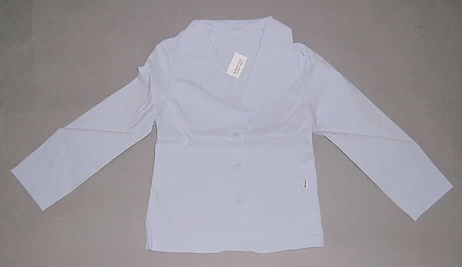 Jacke für Mädchen, sog. Blazer, Artikel-Nr. 593345, Größe 134, siehe beigefügtes Foto, 
- aus 0,5 mm dicken, einfarbigen Geweben aus lt. Antrag 60% Baumwolle, 35% Polyamid und 5%
  Elasthan (beides synthetische Chemiefasern),
- über die Taille reichend (Rückenlänge: 48 cm),
- ungefüttert,
- mit Reverskragen,
- vorn mit einer durchgehenden Öffnung mit Knopfverschluss von rechts über links (Mädchenkleidung),
- mit langen Ärmeln, 
- tailliert geschnitten, in sechs Bahnen gearbeitet,
- mit zwei aufgesetzten Taschen unterhalb der Taille (u.a. deshalb keine Hemdbluse),
- am unteren Rand durch Umschlagen und Festnähen gesäumt.