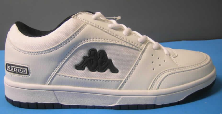 Trainingsschuhähnliche Schuhe (lt. Antrag: "Freizeitschuh, 'Krok', Art.-Nr.: 240628", siehe Foto)
- mit Laufsohlen aus (lt. Antrag) Kautschuk,
- mit Oberteil (geschlossenes Blatt) aus Spinnstoff, 
- auf das Oberteil sind an mehreren Stellen großflächig Stücke aus Kunststoff (Spinnstoff 
  mit einer mit dem bloßen Auge wahrnehmbaren Außenschicht aus Kunststoff) als 
  Verstärkungsteile aufgesetzt,
- mit Schnürsenkelverschluss