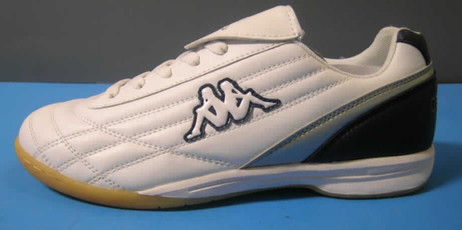 Halbschuhe (lt. Antrag:" Freizeitschuh 'Roccer', Artikel-Nr.: 241119", siehe Foto)
- mit Laufsohlen aus (lt. Antrag) Kautschuk,
- mit Oberteil (geschlossenes Blatt) aus Kunststoff (Spinnstoff mit einer mit dem bloßen 
  Auge wahrnehmbaren Außenschicht aus Kunststoff),
- auf das Oberteil ist im Verschlussbereich ein Stück aus Kunststoff als Verstärkungsteil 
  aufgesetzt,
- mit Schnürsenkelverschluss,
- nicht mit Dornen, Krampen, Klammern, Stollen oder ähnlichen Vorrichtungen versehen 
  oder für deren Anbringung hergerichtet (keine Sportschuhe),
- ohne Metallschutz in der Vorderkappe,
- nicht den Knöchel bedeckend,
- mit einer Länge der Innensohle von mehr als 24 cm,
- nicht als Männer- oder Frauenschuhe erkennbar