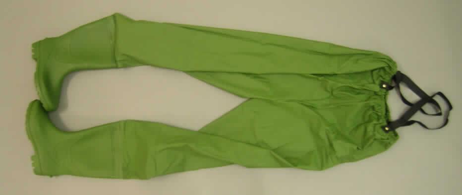 Stiefelhose (lt. Antrag: "Wathose KBS-Br:167 KAT 2147", siehe Foto)
bestehend aus:
- wasserdichten Schuhen (Stiefeln),
-- mit Laufsohlen und Oberteil aus (lt. Antrag) Kunststoff,
-- nicht durch Nähen, Nieten, Nageln, Schrauben, Stecken oder ähnliche
   Verfahren zusammengefügt,
-- ohne Metallschutz in der Vorderkappe,
-- den Knöchel, jedoch nicht das Knie bedeckend, 
- und einem mit den Stiefeln an deren oberen Rand fest verbundenen Ansatzteil in der Art 
  einer Hose,
-- aus Kunststoff (lt. Antrag: PVC),
-- bis zur Taille reichend,
-- mit einem elastischen Zug am oberen Rand,
-- mit einer Innentasche aus Kunststoff,
-- mit Hosenträgern aus Spinnstoff,
- weder den Stiefeln noch dem Hosenteil kann eine charakterbestimmende Bedeutung 
  zugemessen werden (damit Zuweisung zu der von den gleichermaßen in Betracht 
  kommenden Positionen - im vorliegenden Fall: Pos. 3926 und Pos. 6401 - in der 
  Nomenklatur zuletzt genannten Position)