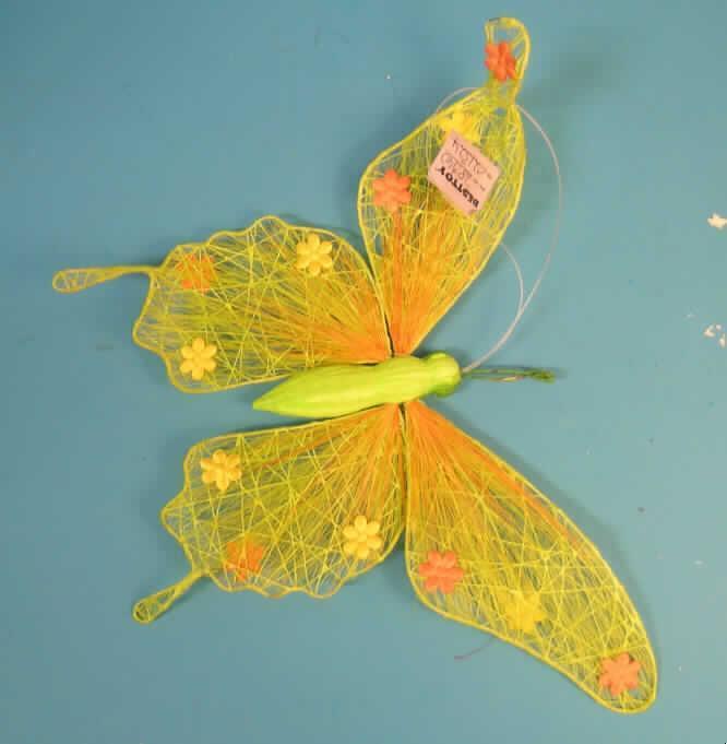 Ware zur Innenausstattung, sog. Schmetterling mit Aufhänger, Art. B 78940, siehe Foto,
- in Form eines Schmetterlings gearbeitet,
- in den Abmessungen: ca. 31,5 cm x 24 cm,
- mit einem Korpus aus mit Papier überzogenem Kunststoff (Styropor),
- mit "Flügel" aus Sisal (pflanzlicher Spinnstoff des Kapitels 53), dessen Fasern textil bearbeitet 
  worden sind (somit liegt kein Flechtstoff des Kapitels 46 und damit auch keine Ware der Position 4602 
  vor) und aus formgebenden Drähten, die zusätzlich mit Spinnstoffgarnen verfestigt sind,
- die "Flügel" sind mit kleinen Blüten aus Geweben verziert,
- mit "Fühlern" aus Drähten aus unedlem Metall, die mit Papier ummantelt sind,
- u. a. durch Zusammenfügen verschiedener Teile konfektioniert,
- mit einer Aufhängevorrichtung, 
- kennzeichnet sich u. a. aufgrund des Verwendungszwecks (Dekorationsartikel) und der Größe als Ware zur 
  Innenausstattung der Position 6304.
