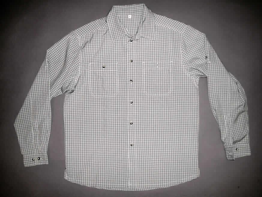 Hemd für Männer, sog. Redwood Shirt, Größe L, siehe Foto, 
- aus 0,3 mm dicken, buntgewebten Geweben aus lt. Antrag 100 % synthetischen Chemiefasern,
- über die Taille reichend (Rückenlänge: 76 cm),
- mit einem Umlegekragen,
- vorn mit einer durchgehenden Öffnung mit Knopfverschluss von links über rechts (Männerkleidung),
- mit langen Ärmeln, 
- mit aufgesetzten Brusttaschen,
- am unteren Rand gesäumt.