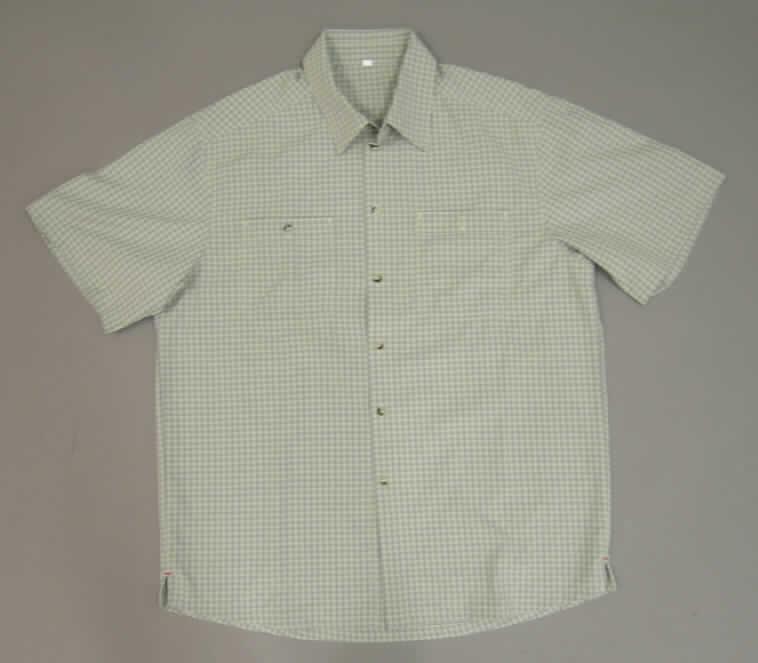 Hemd für Männer, sog. Checker Shirt, Größe L, siehe Foto, 
- aus 0,3 mm dicken, buntgewebten Geweben aus lt. Antrag 100 % synthetischen Chemiefasern,
- über die Taille reichend (Rückenlänge: 76 cm),
- mit einem Umlegekragen,
- vorn mit einer durchgehenden Öffnung mit Knopfverschluss von links über rechts (Männerkleidung),
- mit kurzen Ärmeln, 
- mit aufgesetzten Brusttaschen,
- am unteren Rand gesäumt.