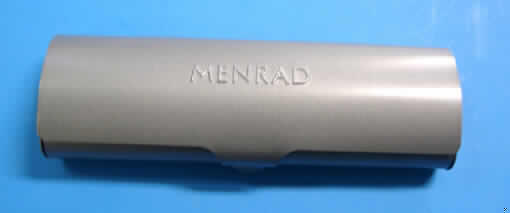 Brillenetui, Taschen- oder Handtaschenartikel, s. Foto,
- mit einer Außenseite aus unedlem Metall,
- mit einem Deckel mit Klemmverschluss,
- innen dünn mit Scherstaub beflockt,
- im Querschnitt annähernd oval gearbeitet,
- mit einer Größe von ca. 15 x 5 x 2,5 cm,
- nicht handgearbeitet.