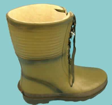Stiefel, laut Antrag "Freizeitschuh - Artikel-Nr. 99017", 
- für Freizeitaktivitäten wie z. B. Angeln geeignet,
- wasserdicht,
- mit Laufsohlen aus Kautschuk (laut Antrag),
- mit Oberteil aus Kautschuk (laut Antrag),
  -- mit Innenfutter,
  -- mit Schnürverschluß (9 Haken- und 
     Ösenpaare), wasserdicht unterlegt,
- weder durch Nähen, Nieten, Nageln, Schrauben,
  Stecken oder ähnliche Verfahren zusammengefügt,
- ohne Metallschutz in der Vorderkappe,
- den Knöchel, jedoch nicht das Knie bedeckend