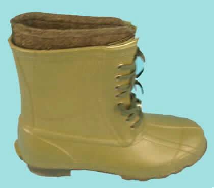 Stiefel, laut Antrag "Freizeitschuh - Canadian Boots", 
- für Freizeitaktivitäten wie z. B. Angeln geeignet,
- wasserdicht,
- mit Laufsohlen aus Kautschuk (laut Antrag),
- mit Oberteil aus Kautschuk (laut Antrag), mit
  Schnürverschluß (8 Ösenpaare), wasserdicht unterlegt,
- weder durch Nähen, Nieten, Nageln, Schrauben,
  Stecken oder ähnliche Verfahren zusammengefügt,
- ohne Metallschutz in der Vorderkappe,
- den Knöchel, jedoch nicht das Knie bedeckend,
- mit Innenschuh aus Filz, herausnehmbar