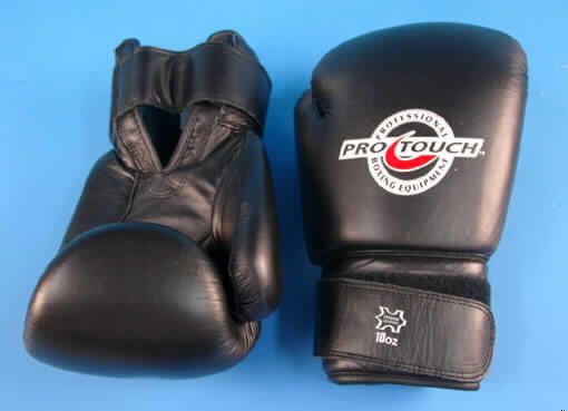 Spezialsporthandschuhe, sog. Boxhandschuhe, Leder (43658), �PRO TOUCH�, siehe Foto,
- ganz aus Leder,
- als Fausthandschuhe gearbeitet,
- am Handrücken, den Fingern und dem Daumen mit einer Zwischenlage aus 
  Schaumkunststoff,
- mit eingearbeitetem Griffsteg, wodurch die Handschuhe im Bereich der Finger und des 
  Daumens zur Handinnenfläche angewinkelt sind,
- der Daumen ist mit einem schmalen Streifen aus Spinnstoffgewebe an den Fingern 
  angenäht,
- mit einer V-förmigen Einstiegsöffnung an der Innenhand mit Klettverschluß und einem 
  Riemen mit Klettverschluß als Verengungsmöglichkeit am Handgelenk,
- zur Verwendung beim Boxsport,
- der eingearbeitete Griffsteg kennzeichnet die Handschuhe als Spezialsporthandschuhe.