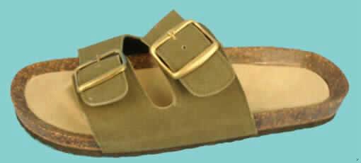 Freizeitsandalen, laut Antrag "Freizeitschuh - Artikel-Nr. WT - 101"
- mit Laufsohlen aus Kautschuk (TPR laut Antrag),
- mit Oberteil aus Leder (breites Band über dem Vorderfuß,
  zweigeteilt mit breiten Schnallen, offenes Blatt)
- nicht den Knöchel bedeckend,
- ohne Absatz,
- mit einer Länge der Innensohle von mehr als 24 cm,
- nicht als Männer- oder Frauenschuhe erkennbar