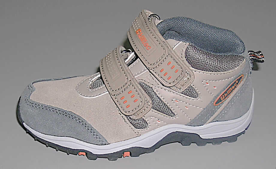 Trainingsschuhähnliche Schuhe, lt. Antrag "Kinder-Outdoorstiefel Smut", Art. Nr. 13137, siehe Foto, 
- mit Laufsohlen aus (lt. Antragsangaben) Kautschuk, 
- mit Oberteil (geschlossenes Blatt) aus Leder (den größten Teil der Außenfläche bildend),
  Spinnstoff und Kunststoff (Spinnstoff mit einer mit dem bloßem Auge wahrnehmbaren
  Außenschicht aus Kunststoff),
- mit Verstärkungsteilen aus Leder und Kunststoff, 
- ohne Metallschutz in der Vorderkappe, 
- den Knöchel, jedoch nicht die Wade bedeckend, 
- mit einer Länge der Innensohle von weniger als 24 cm, 
- mit zweifachem Klettverschluss,
- nicht mit Dornen, Krampen, Klammern, Stollen oder ähnlichen Vorrichtungen
  versehen oder für deren Anbringung hergerichtet (keine Sportschuhe),
- (lt. Antragsunterlagen) CIF-Preis je Paar unter 9 Euro.