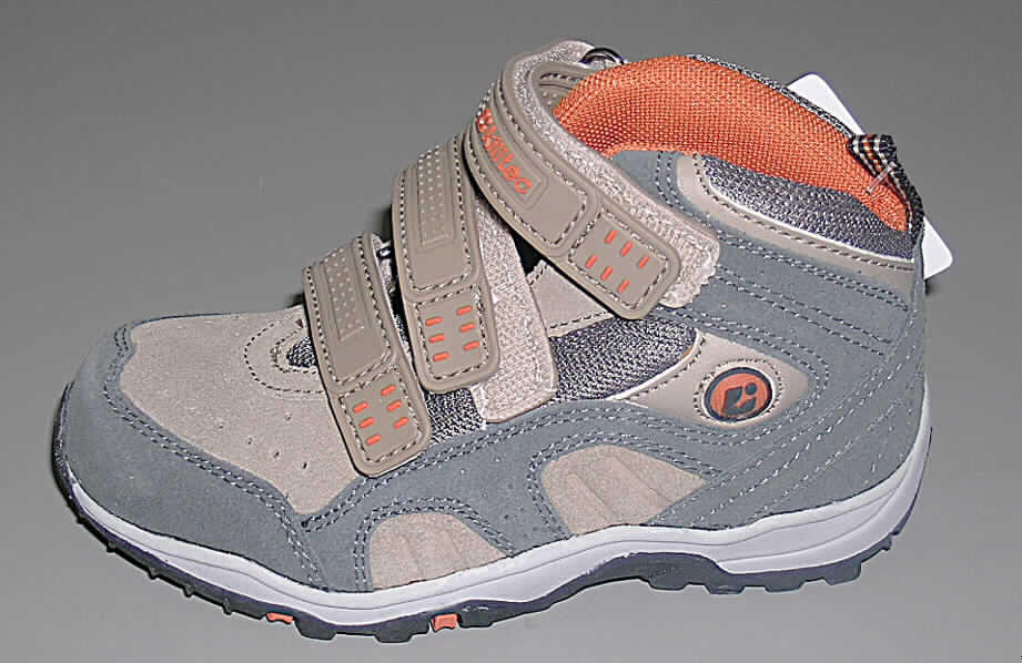 Trainingsschuhähnliche Schuhe, lt. Antrag "Kinder-Outdoorstiefel Grime", Art. Nr. 13135, siehe Foto, 
- mit Laufsohlen aus (lt. Antragsangaben) Kautschuk, 
- mit Oberteil (geschlossenes Blatt) aus Leder (den größten Teil der Außenfläche bildend),
  Spinnstoff und Kunststoff,
- mit Verstärkungsteilen aus Leder und Kunststoff (Spinnstoff mit einer mit dem bloßem
  Auge wahrnehmbaren Außenschicht aus Kunststoff), 
- ohne Metallschutz in der Vorderkappe, 
- den Knöchel, jedoch nicht die Wade bedeckend, 
- mit einer Länge der Innensohle von weniger als 24 cm, 
- mit dreifachem Klettverschluss,
- nicht mit Dornen, Krampen, Klammern, Stollen oder ähnlichen Vorrichtungen
  versehen oder für deren Anbringung hergerichtet (keine Sportschuhe),
- (lt. Antragsunterlagen) CIF-Preis je Paar unter 9 Euro.
