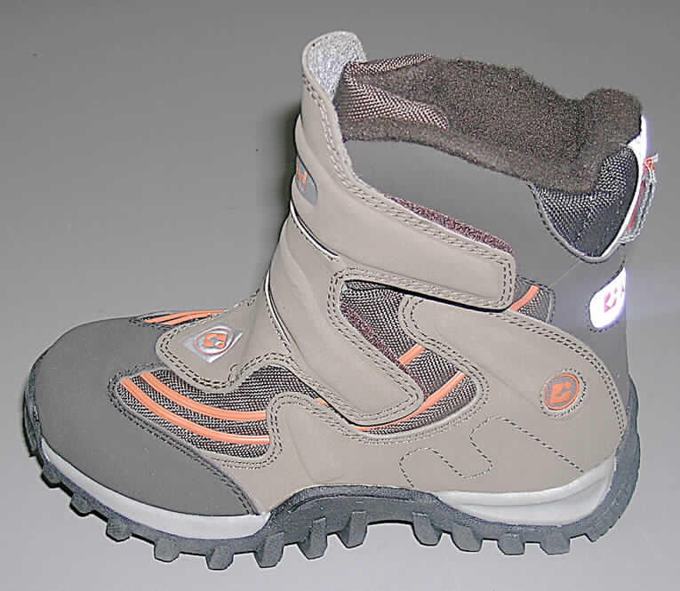 Freizeitschuhe, lt. Antrag "Kinder-Winterstiefel, Snowdrop", Art. Nr. 13268, siehe Foto, 
- mit Laufsohlen aus (lt. Antrag) Kautschuk, 
- mit Oberteil (geschlossenes Blatt) aus Kunststoff (Spinnststoff mit einer mit bloßem Auge
  wahrnehmbaren Außenschicht aus Kunststoff, den größten Teil der Außenfläche bildend)
  und Spinnstoff,
- mit Verstärkungsteilen aus Kunststoff, 
- ohne Metallschutz in der Vorderkappe, 
- den Knöchel bedeckend.