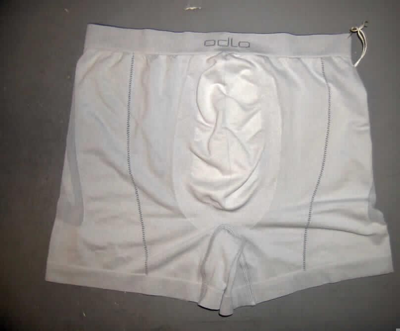Unterhose für Männer, sog. Boxer Evolution Light Seamless Light Effect (Artikel 181032),
Größe L, siehe Foto,
- aus bis zu 1,0 mm dicken, unterschiedlich strukturierten, einfarbigen Gewirken aus laut
  Antrag 100% synthetischen Chemiefasern,
- aufgrund des anatomischen Schnitts und der Verarbeitung als Männerkleidung erkennbar,
- in der Taille abschließend, mit einem elastischen Taillenbund, 
- ohne Öffnung und ohne Verschluss,
- als Slip ohne Eingriff gearbeitet,
- an den Beinabschlüssen gesäumt,
- aufgrund des Materials, des Schnitts und der Ausstattung keine kurze Hose.