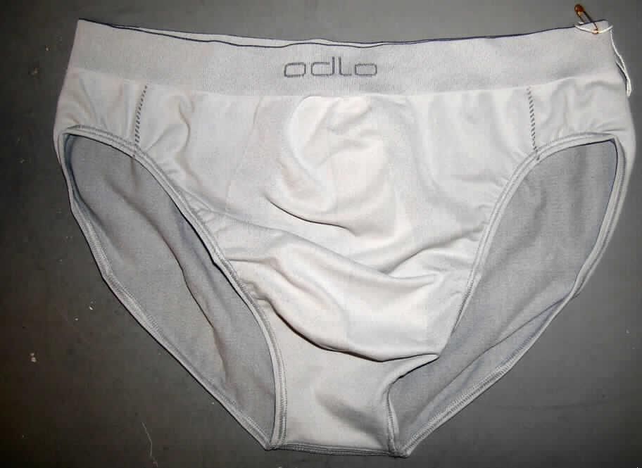 Slip für Männer, sog. Brief Evolution Light Seamless Light Effect (Artikel 181042),
Größe L, siehe Foto,
- aus bis zu 1,0 mm dicken, unterschiedlich strukturierten, einfarbigen Gewirken aus laut
  Antrag 100% synthetischen Chemiefasern,
- aufgrund des anatomischen Schnitts und der Verarbeitung als Männerkleidung erkennbar,
- in der Taille abschließend, mit einem elastischen Taillenbund, 
- ohne Öffnung und ohne Verschluss,
- als Slip ohne Eingriff gearbeitet,
- mit hohen Beinausschnitten, an den Beinabschlüssen gesäumt,
- aufgrund des Materials, des Schnitts und der Ausstattung keine kurze Hose.