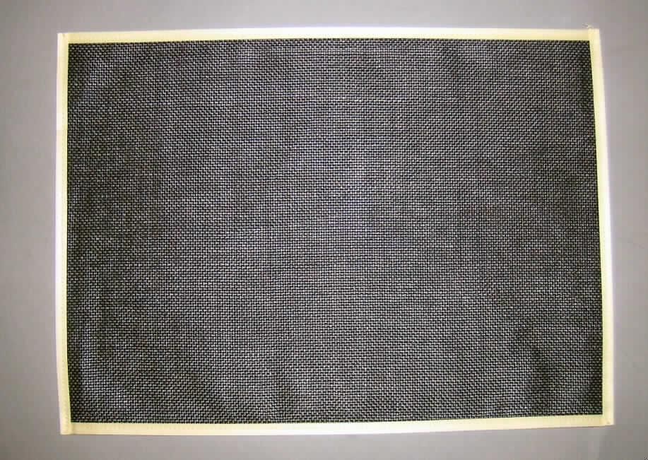 Ware zur Innenausstattung (Platzdeckchen), sog. Tischset Bast-Optik, siehe Foto,
- aus 0,8 mm dicken, einfarbigen, dichten Geweben aus Streifen aus laut Antrag Polyethylen 
  (synthetische Spinnmasse), mit einer augenscheinlichen Streifenbreite von weniger als 
  5 mm (damit keine Ware des Kapitels 39),
- mit schmalen, kontrastfarbenen Kunststoffstreifen eingefasst (damit konfektioniert), 
- wird laut ergänzenden Antragsangaben und insbesondere wegen des Materials üblicherweise 
  nicht gewaschen und kennzeichnet sich aufgrund des Verwendungszwecks und der 
  Ausstattung als Ware zur Innenausstattung (somit keine Tischwäsche der Position 6302).