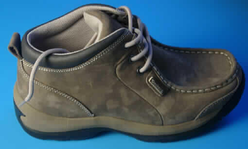 Freizeitstiefel, lt. Antrag: Herrenschuh; Gr. 41, siehe Foto,
- mit Laufsohlen aus Kunststoff (lt. Antrag),
- mit Oberteil aus Leder,
- mit Schnürsenkelverschluss,
- mit geschlossenem Blatt,
- ohne Metallschutz in der Vorderkappe,
- den Knöchel, jedoch nicht die Wade bedeckend (seitliche Schafthöhe: ca. 10 cm),
- mit einer Länge der Innensohle von mehr als 24 cm,
- nicht als Männer- oder Frauenschuhe erkennbar,
- nicht für Sportzwecke geeignet.